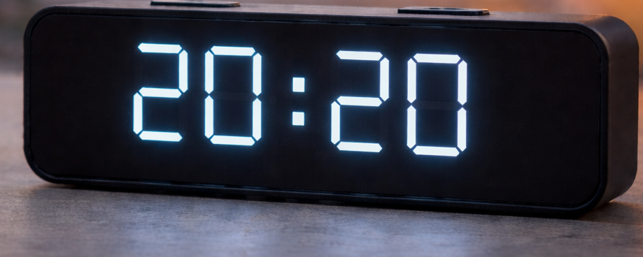 Digitale Uhr zeigt 20:20 Uhr in ruhiger Abendstimmung als Symbol für Klarheit und Ausgeglichenheit