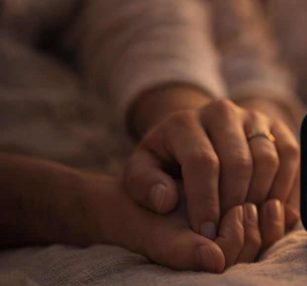 Digitale Uhr zeigt eine Spiegelzahl als Symbol für Liebe und Beziehung